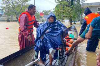 Nước sông dâng vượt xa báo động 3, TP Huế tiếp tục chìm trong biển nước