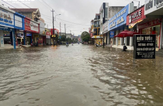 Quảng Trị mưa xối xả, sông Kiến Giang vượt báo động 3, nhiều nơi ngập sâu