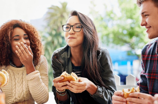 Vì sao chúng ta nhanh đói hơn khi trời lạnh và ngược lại?