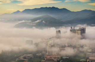 Sáng nay, phố biển Quy Nhơn ‘mơ màng’ trong sương