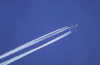 Vệt khói trắng kéo dài sau máy bay là gì, sự thật khiến nhiều người bất ngờ