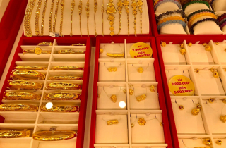 Giá vàng giảm 300.000 đồng/lượng đầu tuần