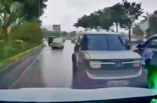 Nữ tài xế lái ô tô đi ngược chiều ở Hà Nội bị phạt 19 triệu đồng