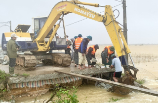 TP Huế: Bộ đội, dân quân khẩn trương khắc phục sự cố vỡ đê do mưa lũ