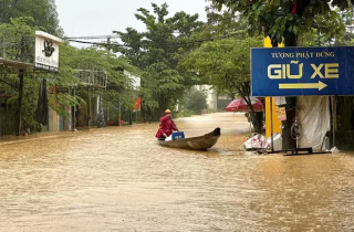 Nước lũ các sông ở Huế, Đà Nẵng đang xuống nhưng chưa hết ngập lụt