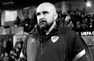 Huấn luyện viên vừa nhậm chức 10 ngày qua đời giữa trận đấu