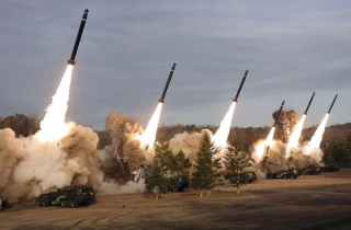 Triều Tiên phóng pháo phản lực khi Bộ trưởng Mỹ thị sát biên giới