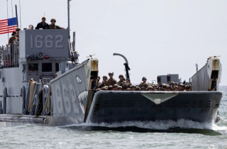 Mỹ không kích tàu nghi chở ma tuý: Màn phô diễn quyền lực của chính quyền Trump?