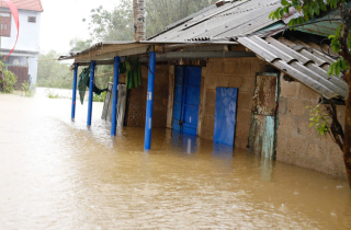 TP Huế vẫn còn hơn 10.000 ngôi nhà bị ngập sâu khi bão Kalmaegi sắp đổ bộ