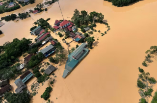 Yêu cầu ngân hàng giãn nợ, miễn, giảm lãi, phí cho khách hàng thiệt hại do bão, lũ