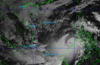 Vì sao bão số 13 Kalmaegi còn mạnh lên sau khi vào Biển Đông?