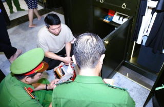 Bắt chồng ca sĩ Đoàn Di Băng: Thu giữ nhiều máy móc sản xuất kem chống nắng giả