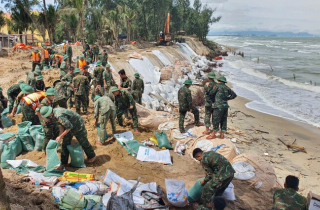 Chạy đua thời gian 'vá' bờ biển ở Đà Nẵng trước thềm bão số 13 đổ bộ