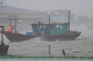 Bão số 13 Kalmaegi mạnh lên cấp 14, có thể đánh đắm tàu trọng tải lớn