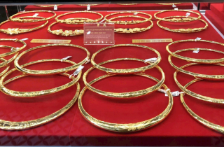 Giá vàng lao dốc, chạm đáy gần 1 tuần