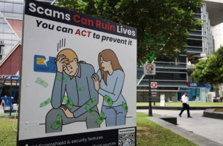 Singapore phạt đánh roi những kẻ lừa đảo trực tuyến