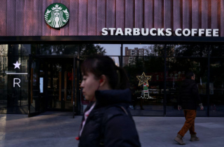 Starbucks bán bớt cổ phần, rút lui chiến lược khỏi Trung Quốc?