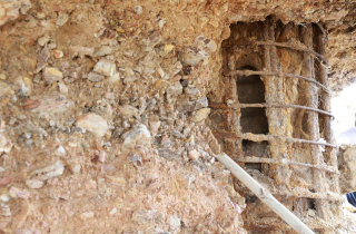 Cận cảnh cảnh sát kiểm tra trụ cầu trơ lõi thép ở Phú Thọ