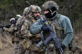 Vì sao tên lửa Nga có thể bắn trúng lễ trao huân chương của lữ đoàn Ukraine?