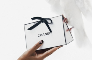 Cô gái sở hữu 'bàn tay đẹp nhất thế giới' có thể kiếm gần 80 triệu đồng/ngày