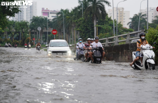 Triều cường đạt đỉnh lịch sử, người dân TP.HCM vật lộn trong biển nước