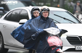 Hà Nội mờ sương, đặc bụi, người dân khổ sở đi làm