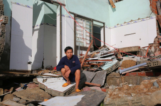 Cảnh đổ nát ở những ngôi làng ven biển Quảng Ngãi sau bão số 13