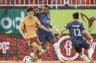 Hậu vệ U23 Việt Nam ghi bàn giây cuối, HAGL thoát thua