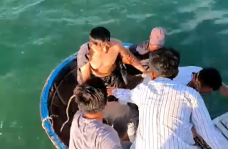 Cả 3 ngư dân bị sóng cuốn trôi được cứu, 2 người đã về Lý Sơn