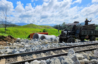 Đường ray sạt lở sâu 9m, ngành đường sắt quyết thông tuyến trong ngày mai