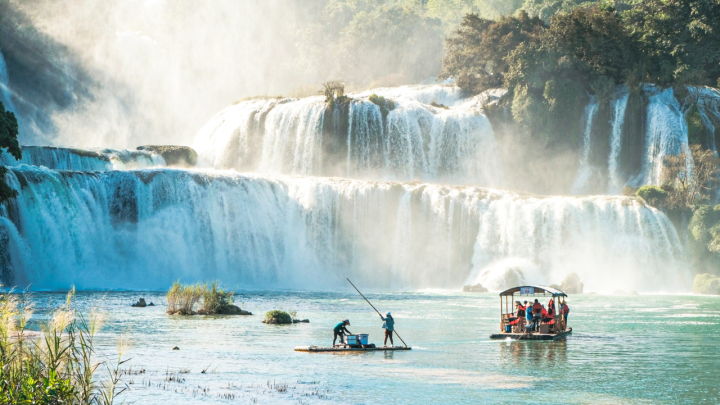 Vẻ hùng vĩ của thác nước lớn nhất Đông Nam Á vào mùa đẹp nhất trong năm