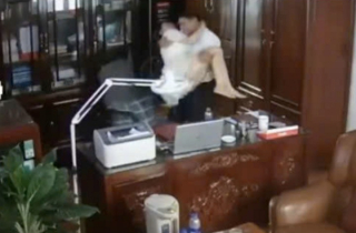 Người đàn ông 'thân mật' với nhiều phụ nữ ở phòng làm việc: Trường báo cáo gì?