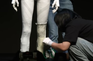 Qúa giống người thật, robot Iron bị cắt da để chứng minh