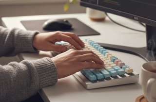 Đôi tay 'kêu cứu' sau những giờ gõ phím miệt mài