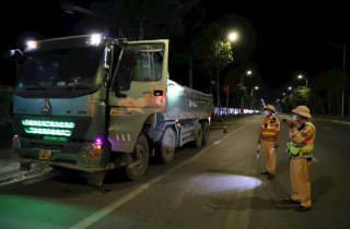 Xe tải gây ô nhiễm môi trường: Cần mạnh tay xử lý