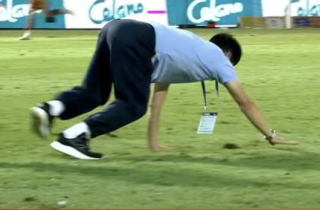 HAGL thoát thua, ông Vũ Tiến Thành bò trên sân