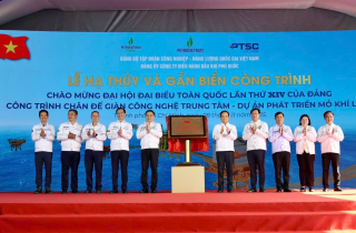 Gắn biển công trình chân đế giàn CPP Lô B chào mừng Đại hội Đảng toàn quốc lần thứ XIV