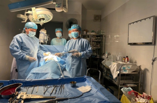 Ca mổ mở ngực cấp cứu đầu tiên ở Trường Sa thành công ngoạn mục