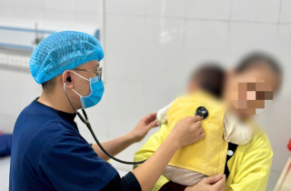 Trẻ mắc cúm A, bác sĩ cảnh báo việc bố mẹ tự ý cho con uống Tamiflu