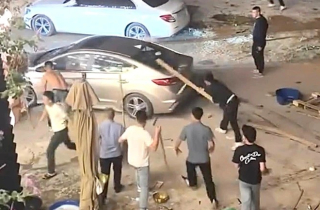 Bắt 10 người liên quan vụ bao vây, đập phá ô tô ở Nghệ An