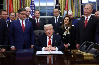 Tổng thống Trump ký sắc lệnh mở cửa lại chính phủ Mỹ