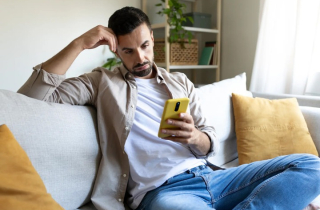 Những người trẻ da nhăn nheo, cổ chảy xệ do suốt ngày cắm mặt vào điện thoại