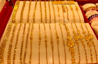 Giá vàng tăng vọt, vượt mốc 153 triệu đồng/lượng