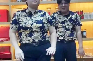 Cặp vợ chồng giống hệt nhau đến nỗi nhiều người 'xui' nên đi xét nghiệm ADN