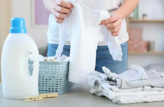 Có nên dùng nước xả vải cho quần áo trẻ nhỏ?