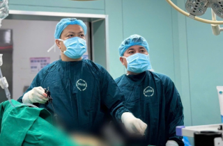 Người đàn ông nhiễm HIV, suy thận được cứu bằng ca nội soi ung thư hiếm gặp