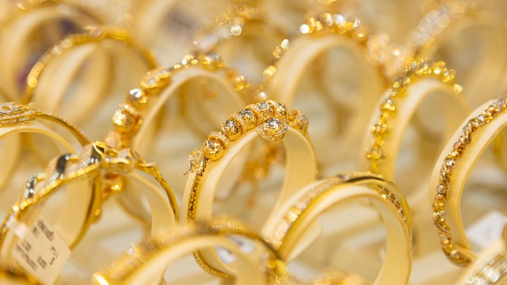 Giá vàng hôm nay 15/11: Lao dốc không phanh