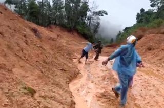 Đất đồi trút ào ạt như thác xuống Quốc lộ 40B, nhiều người vứt xe tháo chạy