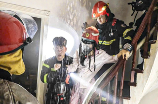 Ngôi nhà 7 tầng cháy ở Hà Nội, cảnh sát kịp thời giải cứu một phụ nữ mắc kẹt