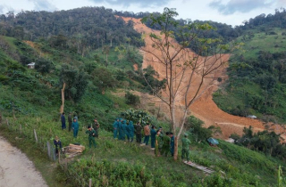 Sạt lở núi khiến 3 người mất tích: Thêm nhiều khu vực xuất hiện vết nứt lớn